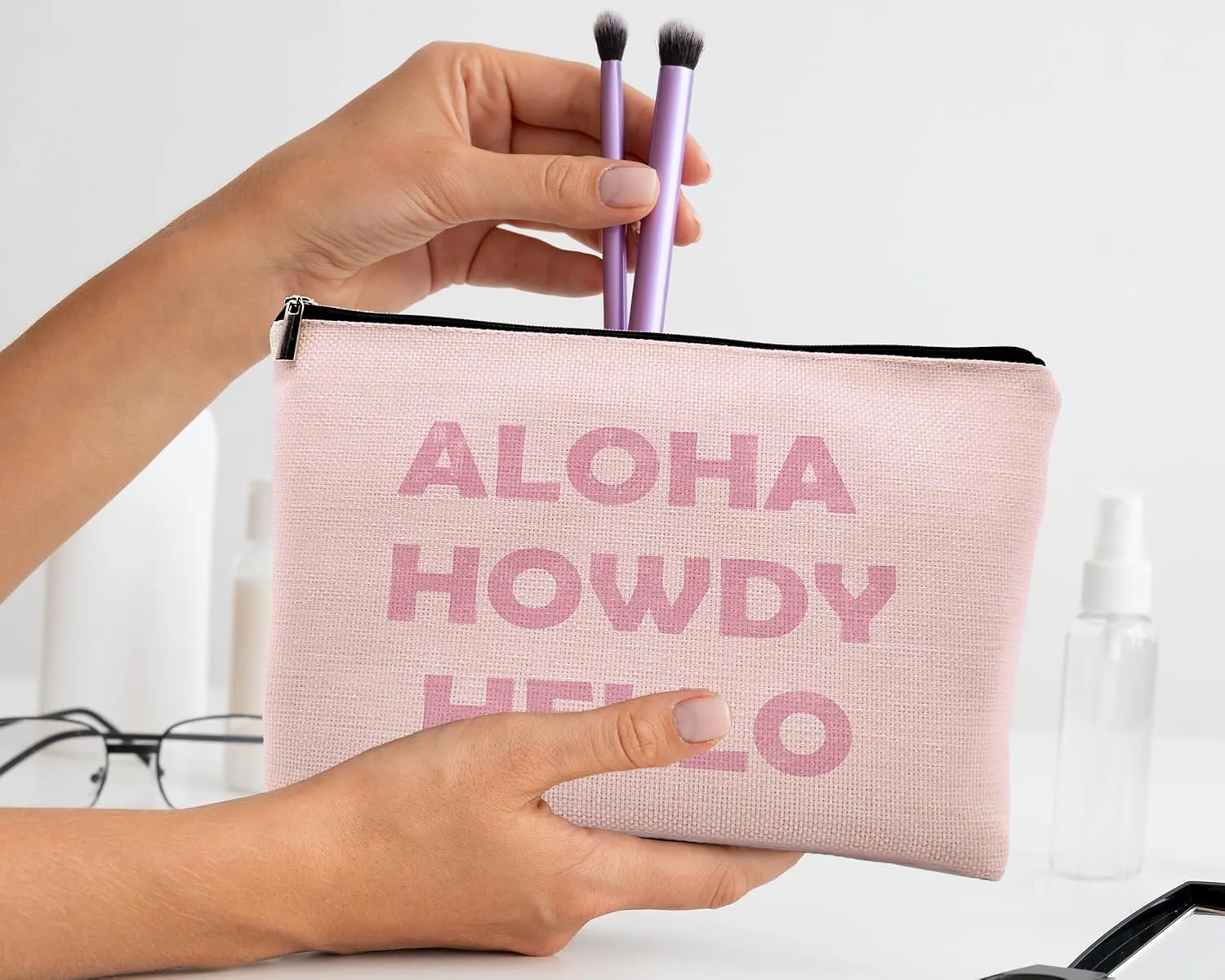 kdqua Pink Western Cowgirl Howdy Makeup Bag, Trendy Western Coastal Cowgirl Preppy Aloha Howdy Hello Linen Cosmetic Bag Zipper Pouch Travel Toiletry Bag, Teens Girls Gifts for Women Sister